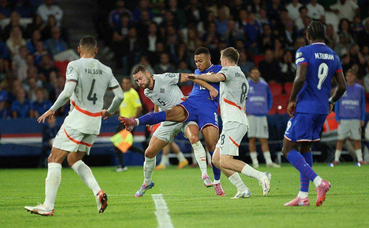 港队主场战新加坡，新加坡球员伤退时担架工作人员忍不住庆祝（港队主场迎战新加坡，新加坡球员伤退之际担架员忍不住欢呼）