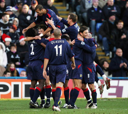 这雪有点大，欧冠赛前一名挪威记者在博德闪耀的球场边线处滑雪（欧冠赛前大雪纷飞，挪威记者在博德闪耀球场边线滑雪）