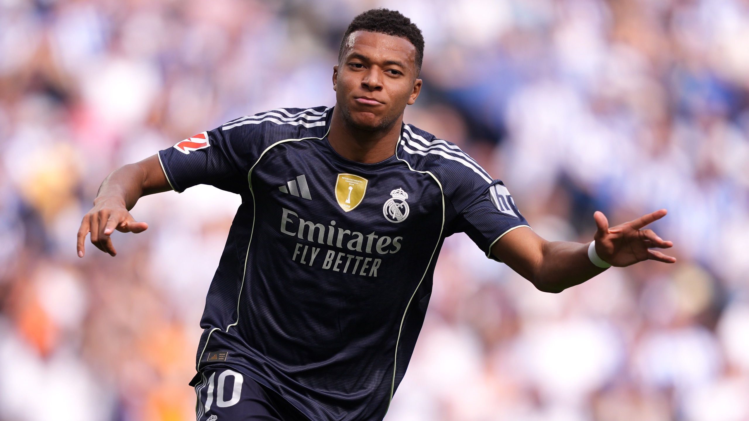 本赛季东契奇缺席时里夫斯场均41+10+5，湖人3胜1负（东契奇缺阵的本季交锋中，里夫斯场均41+10+5，湖人战绩3胜1负）