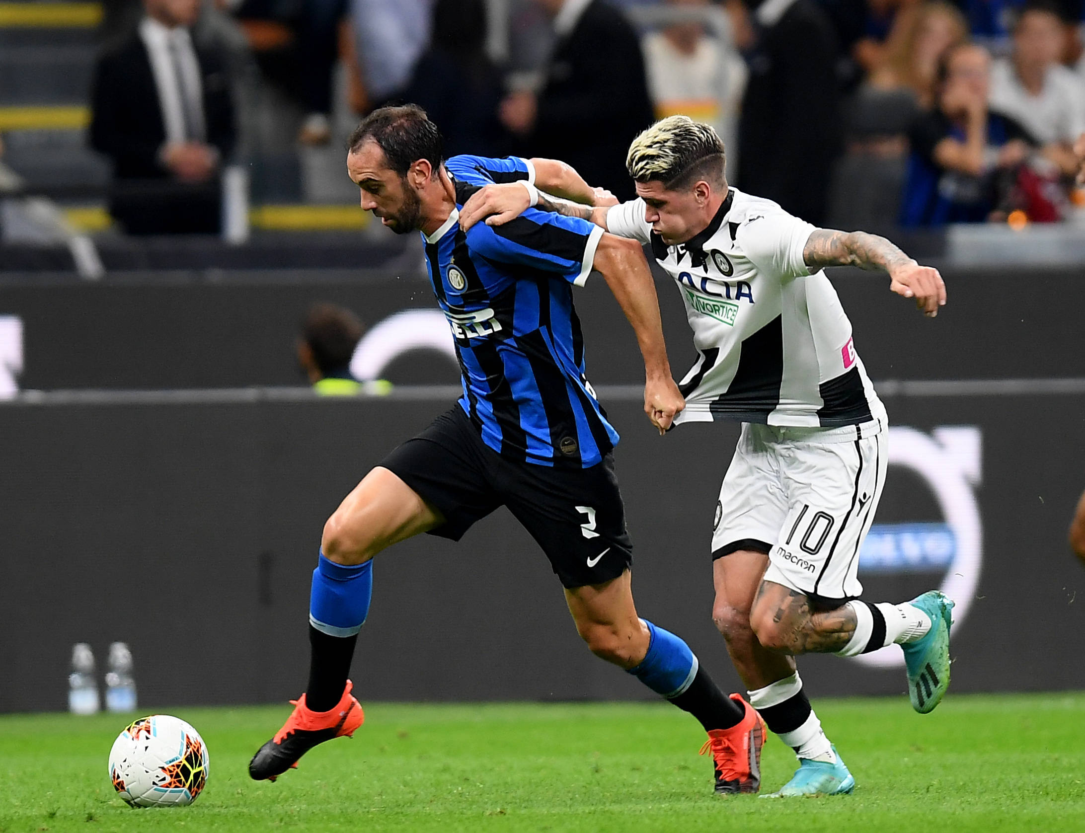 和双小外配合来电！王哲林：主动适应他们球路，慢慢寻找配合感觉（与双小外磨合见成效！王哲林：主动融入其打法，逐步找到默契）