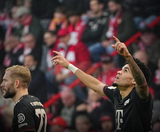 法兰克福球迷在诺坎普球场对巴萨支持者发动投掷袭击（诺坎普球场冲突：法兰克福球迷向巴萨支持者投掷物品）