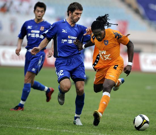 五位评论员对萨拉赫令人尴尬不尊重人进球做出反应斯洛特得到解决（五位评论员热议萨拉赫被指不尊重的争议进球，斯洛特难题告破）