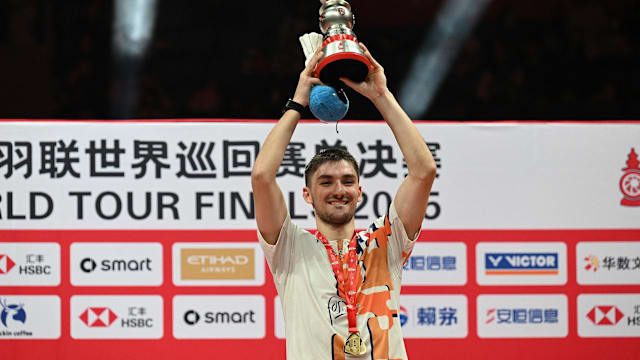 队报：非洲杯一票难求球场却空荡荡，黄牛囤积的票砸手里了（队报：非洲杯门票紧俏，球场却空座成片，囤票黄牛卖不出去）