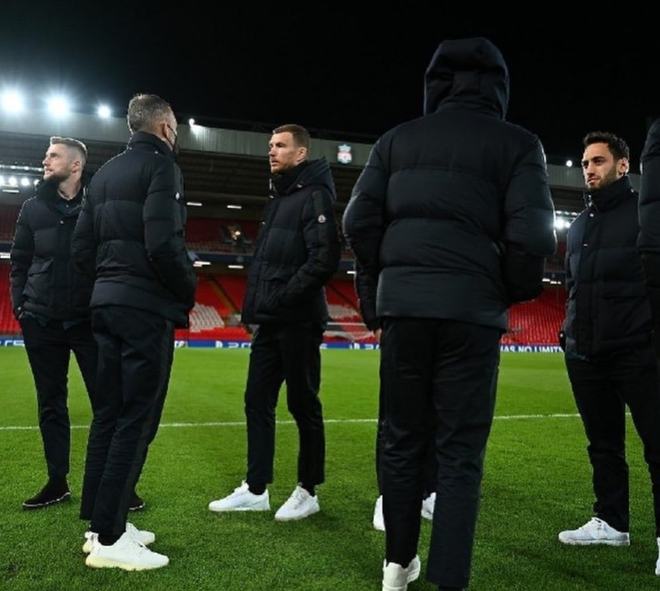 科贝记者：法兰克福球迷往巴萨球迷区投掷杂物甚至发射焰火（科贝记者：法兰克福球迷在巴萨球迷区投掷杂物并施放焰火）