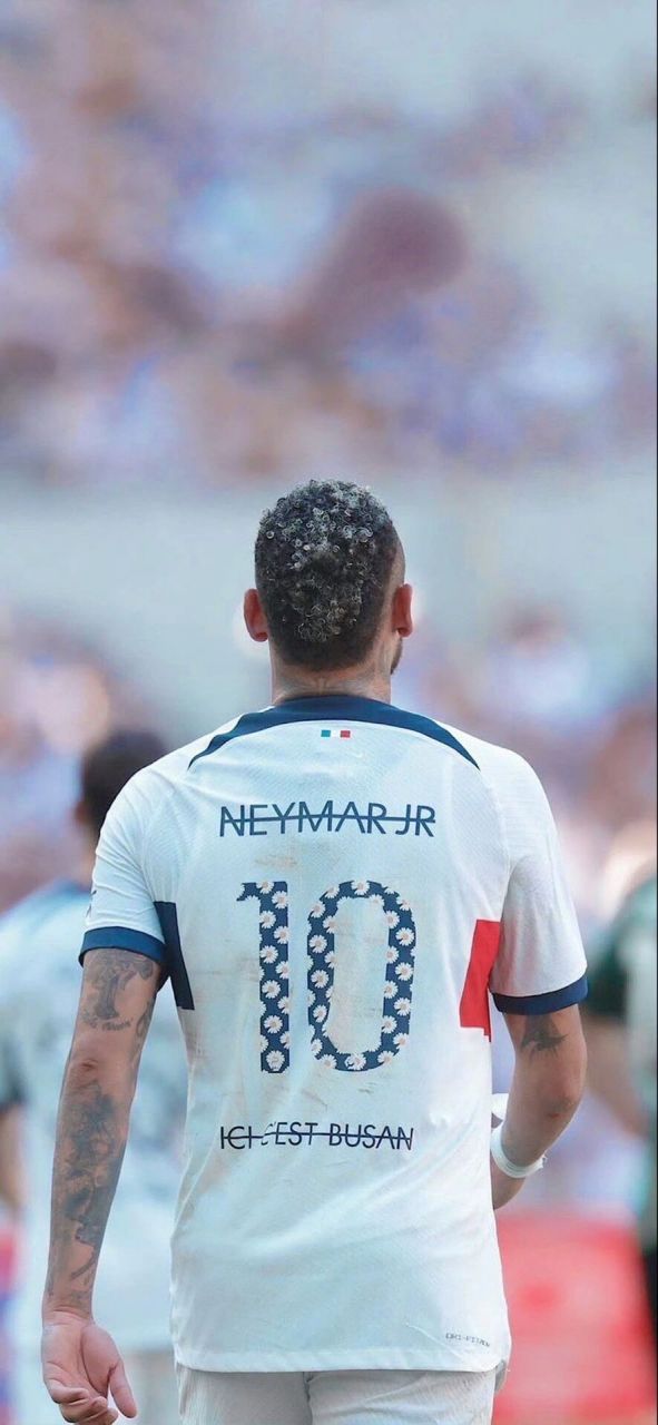 莱奥一剑封喉，AC米兰1-0复仇拉齐奥，登顶意甲积分榜坐山观虎斗（莱奥致命一击，AC米兰1-0雪耻拉齐奥登顶意甲，静观群雄争锋）